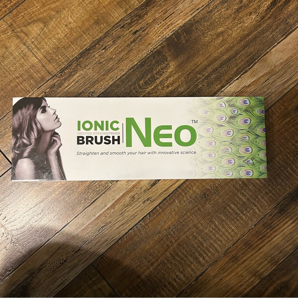 NEO‎ Heated Straightener Brush Peacock Pattern